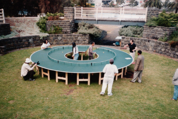 Ping-Pong Go Round, una instalación lúdica de Lee Wen